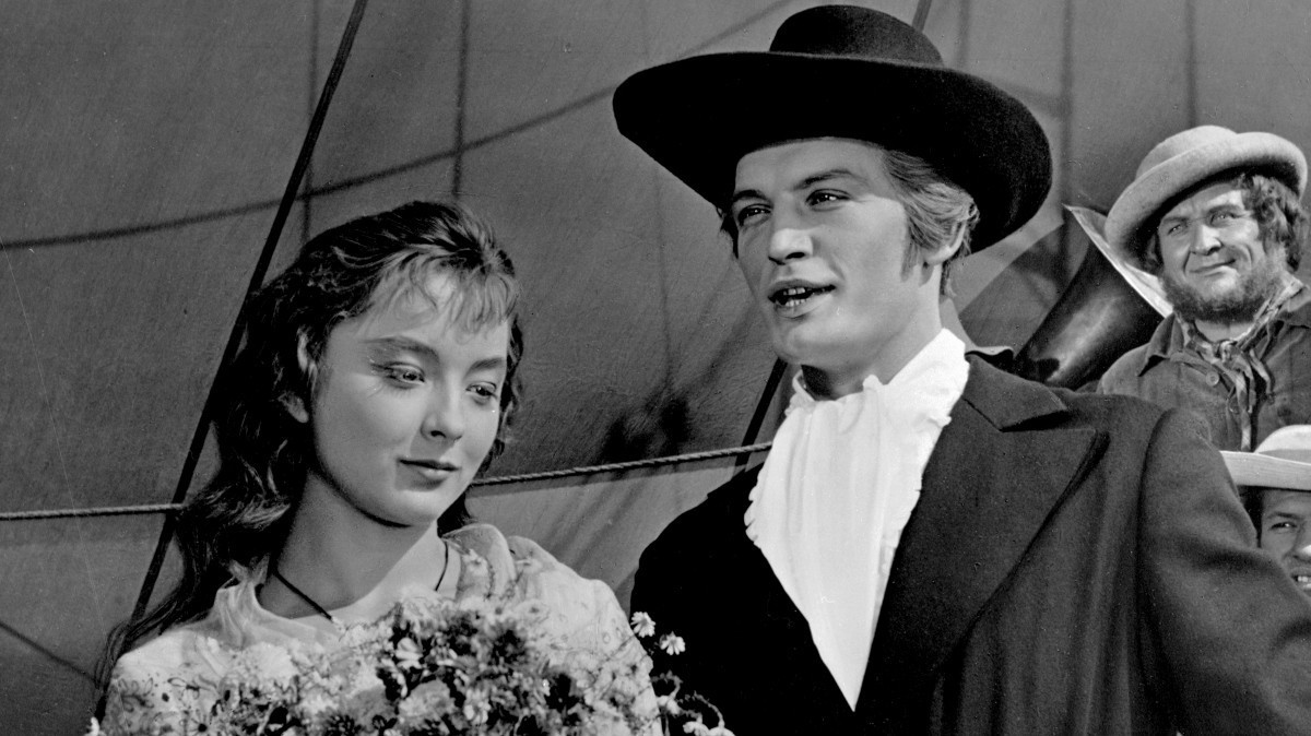 Женился на актрисе Анастасии Вертинской